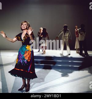 8 x 1 dans Noten, ZDF Fernsehshow, Deutschland, 1976, In der Show : Alice Kessler (vorne) Banque D'Images