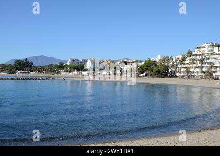 Marbella, Espagne - 10 décembre 2023 : belle vue sur la plage du port de Banus à Marbella, Espagne. Banque D'Images