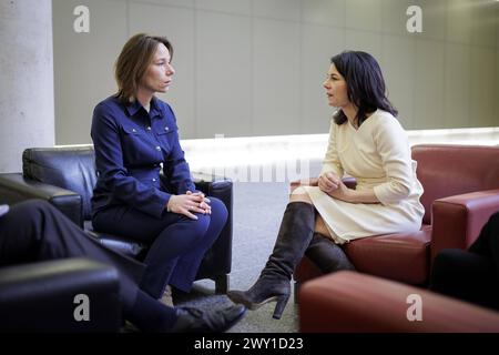 Annalena Baerbock, Bundesaussenministerin, trifft Hanke Bruins Slot, Aussenministerin der Niederlande, zum gespraech am Rande des Treffens der NATO-Aussenministerinnen und -Aussenminister. Bruessel, 03.04.2024. Fotografiert im Auftrag des Auswaertigen AMTES. Bruessel Berlgien *** R l Annalena Baerbock, ministre fédéral des Affaires étrangères, rencontre Hanke Bruins Slot, ministre des Affaires étrangères des pays-Bas, pour des entretiens en marge de la réunion des ministres des Affaires étrangères de l'OTAN à Bruxelles, 03 04 2024 photographie au nom du ministère fédéral des Affaires étrangères Bruxelles Belgique Copyright : xJaninexSchmitzxAAxphotothek.dex Banque D'Images