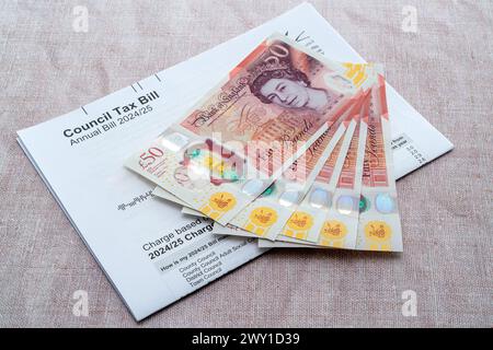 UK Council Tax Bill pour 2024/25 avec des billets de cinquante livres Banque D'Images