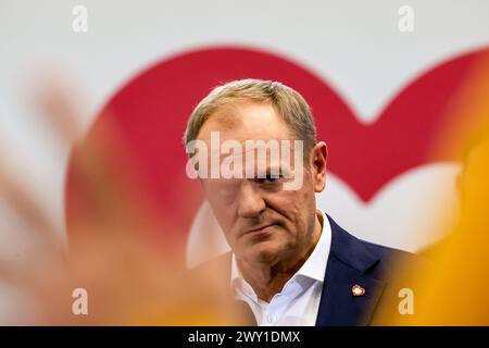 Cracovie, Pologne, 3 avril 2024. Le premier ministre de Pologne, Donald Tusk, prend la parole lors de la convention du gouvernement local du parti politique de la Coalition civique pour stimuler une campagne électorale régionale au stade Huta à Cracovie. Les élections locales en Pologne auront lieu le 7 avril 2024. Crédit : Dominika Zarzycka/Alamy Live News Banque D'Images