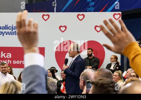 Cracovie, Pologne, 3 avril 2024. Le premier ministre de Pologne, Donald Tusk, prend la parole lors de la convention du gouvernement local du parti politique de la Coalition civique pour stimuler une campagne électorale régionale au stade Huta à Cracovie. Les élections locales en Pologne auront lieu le 7 avril 2024. Crédit : Dominika Zarzycka/Alamy Live News Banque D'Images