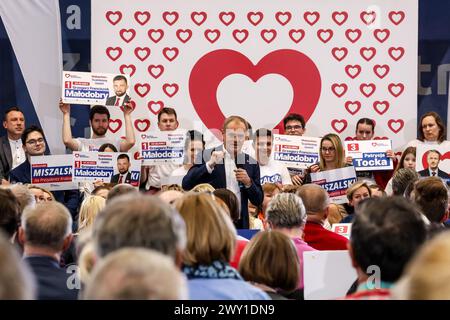 Cracovie, Pologne, 3 avril 2024. Le premier ministre de Pologne, Donald Tusk, prend la parole lors de la convention du gouvernement local du parti politique de la Coalition civique pour stimuler une campagne électorale régionale au stade Huta à Cracovie. Les élections locales en Pologne auront lieu le 7 avril 2024. Crédit : Dominika Zarzycka/Alamy Live News Banque D'Images