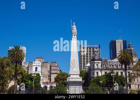 Buenos Aires, Argentinien - Plaza de Mayo, dieser Platz ist nicht nur der Kern der Stadt, sondern auch das politische Zentrum Argentiniens. Die Piramide de Mayo, die sich am Mittelpunkt der Plaza de Mayo befindet, ist das aelteste Nationaldenkmal der Stadt Buenos Aires. Sein Bau wurde 1811 von der Primera Junta angeordnet, um den ersten Jahrestag der Mairevolution zu feiern. Buenos Aires Buenos Aires Argentinien *** Buenos Aires, Argentine Plaza de Mayo, cette place n'est pas seulement le coeur de la ville, mais aussi le centre politique de l'Argentine le Piramide de Mayo, situé au centre de la Banque D'Images