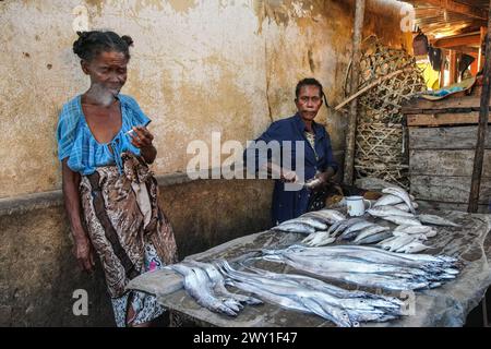 Toliara, Madagascar - 01 mai 2019 : des femmes locales vendent du poisson et de l'anguille au marché de rue typique - prises crues affichées sur des tables simples Banque D'Images