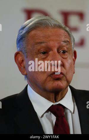 Mexico, Mexique. 03rd Apr, 2024. 3 avril 2024, Mexico, Mexique : le président du Mexique, Andres Manuel Lopez Obrador, gesticule en répondant aux médias lors d'une conférence d'information au Palais National. Le 3 avril 2024 à Mexico, Mexique. (Photo de Carlos Santiago/ crédit : Eyepix Group/Alamy Live News Banque D'Images