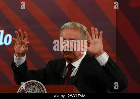 Mexico, Mexique. 03rd Apr, 2024. 3 avril 2024, Mexico, Mexique : le président du Mexique, Andres Manuel Lopez Obrador, gesticule en répondant aux médias lors d'une conférence d'information au Palais National. Le 3 avril 2024 à Mexico, Mexique. (Photo de Carlos Santiago/ crédit : Eyepix Group/Alamy Live News Banque D'Images