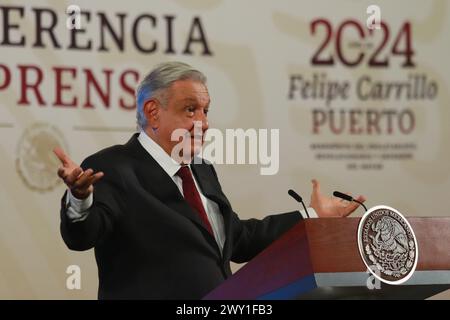 Mexico, Mexique. 03rd Apr, 2024. 3 avril 2024, Mexico, Mexique : le président du Mexique, Andres Manuel Lopez Obrador, gesticule en répondant aux médias lors d'une conférence d'information au Palais National. Le 3 avril 2024 à Mexico, Mexique. (Photo de Carlos Santiago/ crédit : Eyepix Group/Alamy Live News Banque D'Images