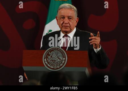 Mexico, Mexique. 03rd Apr, 2024. 3 avril 2024, Mexico, Mexique : le président du Mexique, Andres Manuel Lopez Obrador, gesticule en répondant aux médias lors d'une conférence d'information au Palais National. Le 3 avril 2024 à Mexico, Mexique. (Photo de Carlos Santiago/ crédit : Eyepix Group/Alamy Live News Banque D'Images