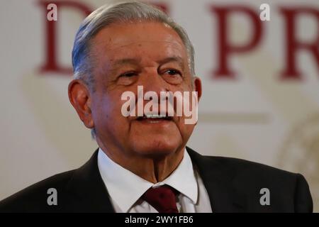 Mexico, Mexique. 03rd Apr, 2024. 3 avril 2024, Mexico, Mexique : le président du Mexique, Andres Manuel Lopez Obrador, gesticule en répondant aux médias lors d'une conférence d'information au Palais National. Le 3 avril 2024 à Mexico, Mexique. (Photo de Carlos Santiago/ crédit : Eyepix Group/Alamy Live News Banque D'Images