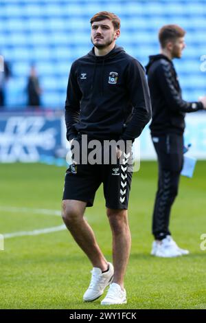 Liam Kitching de Coventry City avant le Sky Bet Championship match à la Coventry Building Society Arena, Coventry. Date de la photo : lundi 1er avril 2024. Banque D'Images