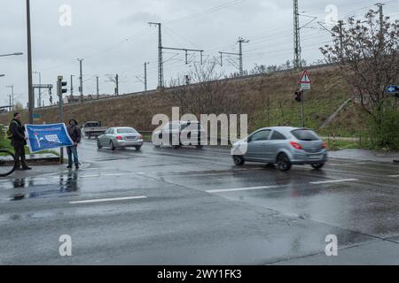 03.04.2024, Demo gegen Ausbau Frankenschnellweg, Nürnberg : nach der Ablehnung des Bayerischen Verwaltungsgerichtshofes in Naturschützern gegen die Klage von München, die gegen den kreuzungsfreien Ausbau geklagt hatten, demonstrierten rund 20 Persoen gegen eben jene Entscheidung. Der Ausbau der A73 / des Frankenschnellweges ist Naturschützern seit längerem ein Dorn im Auge. Geklagt hatte der Bund Naturschutz. Frankenschnellweg Bayern Deutschland démonstration gegen Frankenschnellweg-Ausbau-01 *** 03 04 2024, démonstration contre l'expansion de Frankenschnellweg, Nuremberg suite au rejet par Banque D'Images