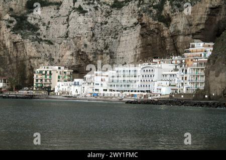 Meta, Italie. Hébergement touristique surplombant le golfe de Naples. Banque D'Images