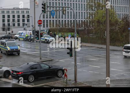 03.04.2024, Demo gegen Ausbau Frankenschnellweg, Nürnberg : nach der Ablehnung des Bayerischen Verwaltungsgerichtshofes in Naturschützern gegen die Klage von München, die gegen den kreuzungsfreien Ausbau geklagt hatten, demonstrierten rund 20 Persoen gegen eben jene Entscheidung. Der Ausbau der A73 / des Frankenschnellweges ist Naturschützern seit längerem ein Dorn im Auge. Geklagt hatte der Bund Naturschutz. Frankenschnellweg Bayern Deutschland démonstration gegen Frankenschnellweg-Ausbau-11 *** 03 04 2024, démonstration contre l'expansion de Frankenschnellweg, Nuremberg suite au rejet par Banque D'Images