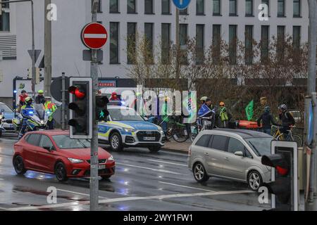 03.04.2024, Demo gegen Ausbau Frankenschnellweg, Nürnberg : nach der Ablehnung des Bayerischen Verwaltungsgerichtshofes in Naturschützern gegen die Klage von München, die gegen den kreuzungsfreien Ausbau geklagt hatten, demonstrierten rund 20 Persoen gegen eben jene Entscheidung. Der Ausbau der A73 / des Frankenschnellweges ist Naturschützern seit längerem ein Dorn im Auge. Geklagt hatte der Bund Naturschutz. Frankenschnellweg Bayern Deutschland démonstration gegen Frankenschnellweg-Ausbau-12 *** 03 04 2024, démonstration contre l'expansion de Frankenschnellweg, Nuremberg suite au rejet par Banque D'Images