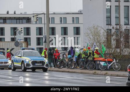 03.04.2024, Demo gegen Ausbau Frankenschnellweg, Nürnberg : nach der Ablehnung des Bayerischen Verwaltungsgerichtshofes in Naturschützern gegen die Klage von München, die gegen den kreuzungsfreien Ausbau geklagt hatten, demonstrierten rund 20 Persoen gegen eben jene Entscheidung. Der Ausbau der A73 / des Frankenschnellweges ist Naturschützern seit längerem ein Dorn im Auge. Geklagt hatte der Bund Naturschutz. Frankenschnellweg Bayern Deutschland démonstration gegen Frankenschnellweg-Ausbau-09 *** 03 04 2024, démonstration contre l'expansion de Frankenschnellweg, Nuremberg suite au rejet par Banque D'Images