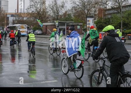 03.04.2024, Demo gegen Ausbau Frankenschnellweg, Nürnberg : nach der Ablehnung des Bayerischen Verwaltungsgerichtshofes in Naturschützern gegen die Klage von München, die gegen den kreuzungsfreien Ausbau geklagt hatten, demonstrierten rund 20 Persoen gegen eben jene Entscheidung. Der Ausbau der A73 / des Frankenschnellweges ist Naturschützern seit längerem ein Dorn im Auge. Geklagt hatte der Bund Naturschutz. Frankenschnellweg Bayern Deutschland démonstration gegen Frankenschnellweg-Ausbau-13 *** 03 04 2024, démonstration contre l'expansion de Frankenschnellweg, Nuremberg suite au rejet par Banque D'Images