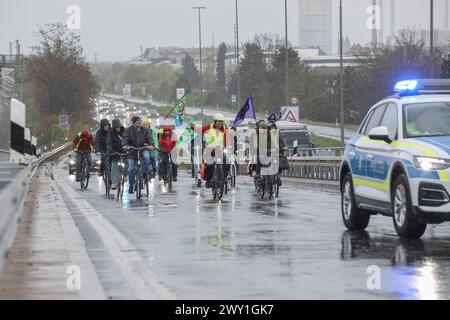 03.04.2024, Demo gegen Ausbau Frankenschnellweg, Nürnberg : nach der Ablehnung des Bayerischen Verwaltungsgerichtshofes in Naturschützern gegen die Klage von München, die gegen den kreuzungsfreien Ausbau geklagt hatten, demonstrierten rund 20 Persoen gegen eben jene Entscheidung. Der Ausbau der A73 / des Frankenschnellweges ist Naturschützern seit längerem ein Dorn im Auge. Geklagt hatte der Bund Naturschutz. Frankenschnellweg Bayern Deutschland démonstration gegen Frankenschnellweg-Ausbau-24 *** 03 04 2024, démonstration contre l'expansion de Frankenschnellweg, Nuremberg suite au rejet par Banque D'Images