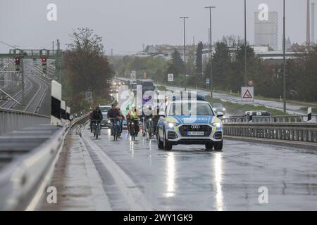 03.04.2024, Demo gegen Ausbau Frankenschnellweg, Nürnberg : nach der Ablehnung des Bayerischen Verwaltungsgerichtshofes in Naturschützern gegen die Klage von München, die gegen den kreuzungsfreien Ausbau geklagt hatten, demonstrierten rund 20 Persoen gegen eben jene Entscheidung. Der Ausbau der A73 / des Frankenschnellweges ist Naturschützern seit längerem ein Dorn im Auge. Geklagt hatte der Bund Naturschutz. Frankenschnellweg Bayern Deutschland démonstration gegen Frankenschnellweg-Ausbau-26 *** 03 04 2024, démonstration contre l'expansion de Frankenschnellweg, Nuremberg suite au rejet par Banque D'Images