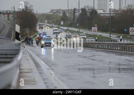 03.04.2024, Demo gegen Ausbau Frankenschnellweg, Nürnberg : nach der Ablehnung des Bayerischen Verwaltungsgerichtshofes in Naturschützern gegen die Klage von München, die gegen den kreuzungsfreien Ausbau geklagt hatten, demonstrierten rund 20 Persoen gegen eben jene Entscheidung. Der Ausbau der A73 / des Frankenschnellweges ist Naturschützern seit längerem ein Dorn im Auge. Geklagt hatte der Bund Naturschutz. Frankenschnellweg Bayern Deutschland démonstration gegen Frankenschnellweg-Ausbau-27 *** 03 04 2024, démonstration contre l'expansion de Frankenschnellweg, Nuremberg suite au rejet par Banque D'Images