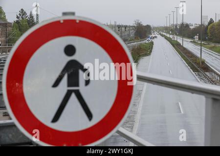 03.04.2024, Demo gegen Ausbau Frankenschnellweg, Nürnberg : nach der Ablehnung des Bayerischen Verwaltungsgerichtshofes in Naturschützern gegen die Klage von München, die gegen den kreuzungsfreien Ausbau geklagt hatten, demonstrierten rund 20 Persoen gegen eben jene Entscheidung. Der Ausbau der A73 / des Frankenschnellweges ist Naturschützern seit längerem ein Dorn im Auge. Geklagt hatte der Bund Naturschutz. Frankenschnellweg Bayern Deutschland démonstration gegen Frankenschnellweg-Ausbau-30 *** 03 04 2024, démonstration contre l'expansion de Frankenschnellweg, Nuremberg suite au rejet par Banque D'Images