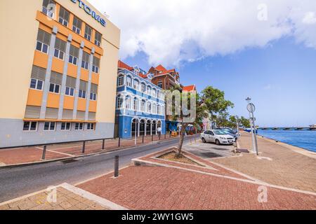 Magnifique vue sur le front de mer dans le centre-ville de Willemstad avec des maisons colorées. Willemstad. Curaçao. Banque D'Images