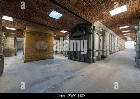 Catacombes intérieures de Laeken Bruxelles, Belgique. Intérieur du site funéraire souterrain et des catacombes du plus ancien cimetière de Bruxelles à Laeken. Ce site et monument, construit à la fin du XIXe siècle, a été récemment restauré et est accessible au public. Il contient le pouce de la dernière majeure de Laeken : Emile Bockstael Bergen, 24 novembre 1838 - Laeken, 26 februari 1920 Brussel OLV Kerk, Laeken Gewest Brusssel Belgie Copyright : xGuidoxKoppesx Banque D'Images