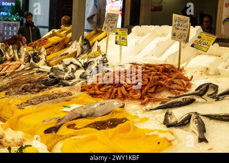 Palerme, Italie - 13 mai 2023 : magasin de poissons et fruits de mer au marché Ballaro, marché de nourriture de rue avec des gens autour de Palerme, Sicile, Italie Banque D'Images