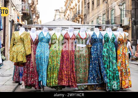 Palerme, Italie - 13 mai 2023 : magasin de vêtements avec des robes dans la vieille ville de Palerme, Sicile, Italie Banque D'Images
