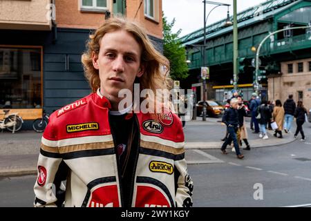 Lucas V / Leonard W Berlin, Allemagne. Jeune adulte, étudiant de musique masculin errant dans les rues de la capitale allemande pendant son temps libre, rencontrant anciens et nouveaux amis. MRYES Berlin Schonhaser Allee Berlin Allemagne Copyright : xGuidoxKoppesx Banque D'Images