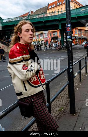 Lucas V / Leonard W Berlin, Allemagne. Jeune adulte, étudiant de musique masculin errant dans les rues de la capitale allemande pendant son temps libre, rencontrant anciens et nouveaux amis. MRYES Berlin Schonhaser Allee Berlin Allemagne Copyright : xGuidoxKoppesx Banque D'Images