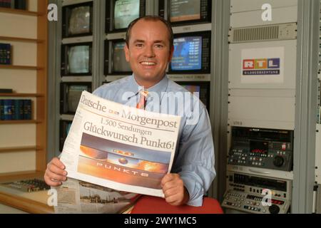 Wolfram Kons, Moderator und Journalist des RTL Punkt 6 Morgenmagazin posiert für die Kamera in der Bildbeobachtung zur 1500 sten Sendung des formates mit der Zeitung Deutsche Morgenpost RTL, Deutschland 2003. Banque D'Images