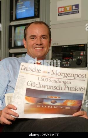 Wolfram Kons, Moderator und Journalist des RTL Punkt 6 Morgenmagazin posiert für die Kamera in der Bildbeobachtung zur 1500 sten Sendung des formates mit der Zeitung Deutsche Morgenpost RTL, Deutschland 2003. Banque D'Images