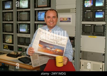 Wolfram Kons, Moderator und Journalist des RTL Punkt 6 Morgenmagazin posiert für die Kamera in der Bildbeobachtung zur 1500 sten Sendung des formates mit der Zeitung Deutsche Morgenpost RTL, Deutschland 2003. Banque D'Images