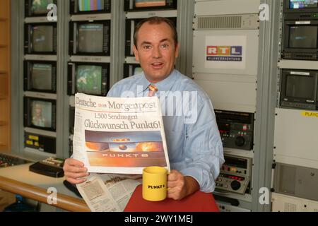 Wolfram Kons, Moderator und Journalist des RTL Punkt 6 Morgenmagazin posiert für die Kamera in der Bildbeobachtung zur 1500 sten Sendung des formates mit der Zeitung Deutsche Morgenpost RTL, Deutschland 2003. Banque D'Images