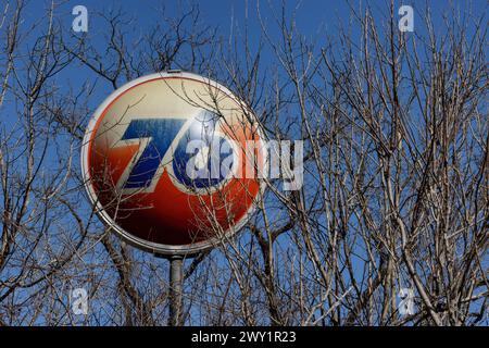 Staunton, Virginie, États-Unis - 25 février 2024 : restes d'un vieux panneau de station-service de 76 se dresse parmi les arbres dans la Virginie rurale, États-Unis Banque D'Images