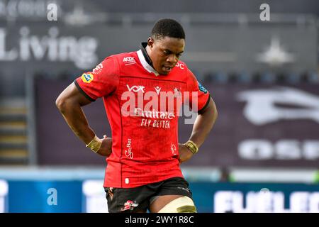 Swansea, pays de Galles. 30 mars 2024. Emmanuel Tshituka des Emirates Lions lors du match de la 13e ronde de l'United Rugby Championship (URC) entre Ospreys et Emirates Lions au stade Swansea.com de Swansea, pays de Galles, Royaume-Uni, le 30 mars 2024. Crédit : Duncan Thomas/Majestic Media. Banque D'Images