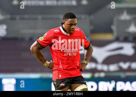 Swansea, pays de Galles. 30 mars 2024. Emmanuel Tshituka des Emirates Lions lors du match de la 13e ronde de l'United Rugby Championship (URC) entre Ospreys et Emirates Lions au stade Swansea.com de Swansea, pays de Galles, Royaume-Uni, le 30 mars 2024. Crédit : Duncan Thomas/Majestic Media. Banque D'Images