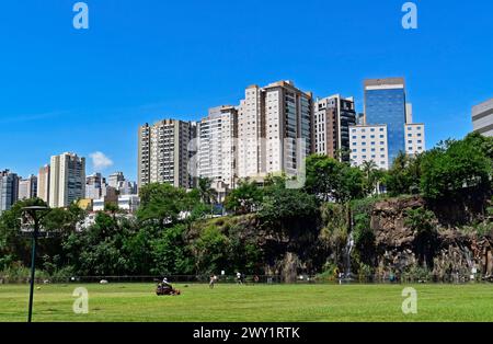 RIBEIRAO PRETO, SAO PAULO, BRÉSIL - 26 décembre 2023 : homme tond la pelouse dans un parc public Banque D'Images