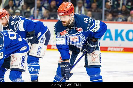 #37 Thomas Larkin, défenseur des ailes sauvages de Schwenninger, est prêt pour le face-off. (Villingen-Schwenningen, Allemagne, 28.03.2024) Banque D'Images