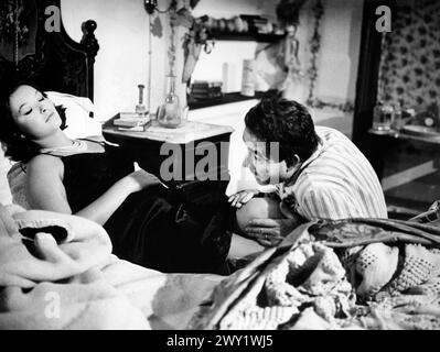 Marina Vlady, Ugo Tognazzi, sur le plateau du film italien, 'le lit conjugal', Italien : una Storia Moderna - L'APE Regina, Embassy Pictures, 1963 Banque D'Images