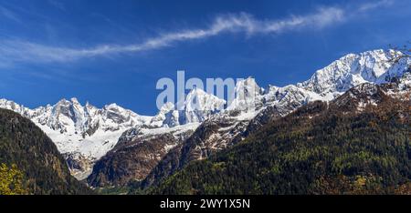 La chaîne de montagnes des Alpes suisses couverte de neige Sciora vue du village Soglio dans la vallée de Bergell, canton des Grisons, Suisse. Banque D'Images