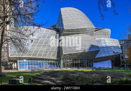 Bâle, Suisse - octobre 25 2022 : le bâtiment Gehry de Novartis Pharma AG. Il a été conçu par Frank O. Gehry- une structure futuriste en verre et acier Banque D'Images