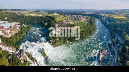 Panorama aérien des chutes du Rhin avec le château Schloss Laufen, Suisse. Les chutes du Rhin sont les plus grandes chutes d'eau d'Europe Banque D'Images