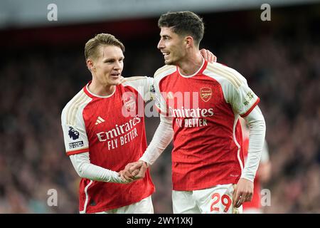 Martin Odegaard d'Arsenal (à gauche) célèbre avoir marqué le but d'ouverture du match avec son coéquipier Kai Havertz lors du match de premier League à l'Emirates Stadium de Londres. Date de la photo : mercredi 3 avril 2024. Banque D'Images