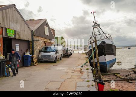 Chalutier de pêche accosté au quai de pêche à Teignmouth, Devon, Angleterre. Banque D'Images