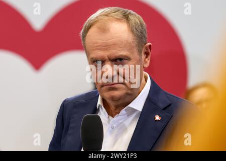 Cracovie, Pologne. 03rd Apr, 2024. Le premier ministre de Pologne, Donald Tusk, prend la parole lors de la convention du gouvernement local du parti politique de la Coalition civique pour stimuler une campagne électorale régionale au stade Huta. Les élections locales en Pologne auront lieu le 7 avril 2024. Crédit : SOPA images Limited/Alamy Live News Banque D'Images