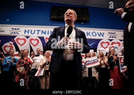 Cracovie, Pologne. 03rd Apr, 2024. Le premier ministre de Pologne, Donald Tusk, prend la parole lors de la convention du gouvernement local du parti politique de la Coalition civique pour stimuler une campagne électorale régionale au stade Huta. Les élections locales en Pologne auront lieu le 7 avril 2024. Crédit : SOPA images Limited/Alamy Live News Banque D'Images