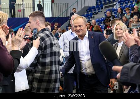 Cracovie, Pologne. 03rd Apr, 2024. Le premier ministre de Pologne, Donald Tusk, assiste à la convention du gouvernement local du parti politique de la Coalition civique pour stimuler une campagne électorale régionale au stade Huta. Les élections locales en Pologne auront lieu le 7 avril 2024. Crédit : SOPA images Limited/Alamy Live News Banque D'Images