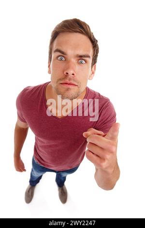 Stress, pointage de la main et portrait de l'homme en colère en studio frustré, agacé ou défensif sur fond blanc. Visage, vue de dessus ou modèle masculin avec Banque D'Images